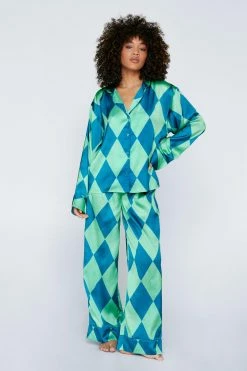 Satin Diamond Plaid Pajama Shirt And Pants Set 7 Satin Diamond Plaid Pajama Shirt And Pants Set -Nasty Gal Sales Store Sales womens green satin diamond plaid pajama shirt and pants set 3
